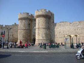 המצודה בכניסה לאי רודוס