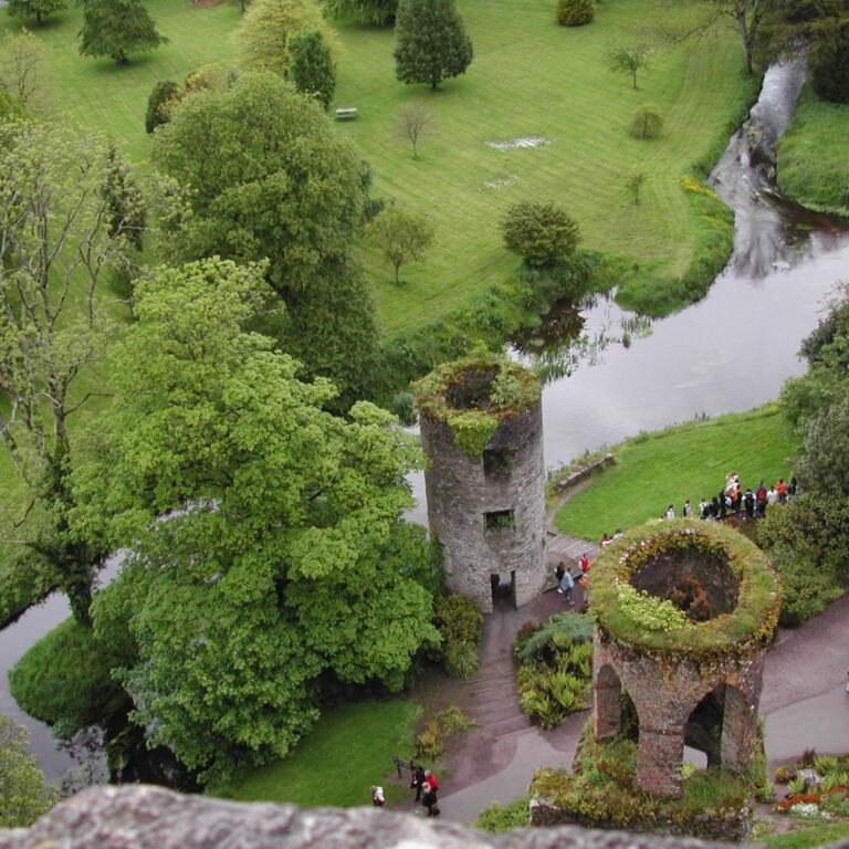 המראה מעל מצודת בלארני בה תקעו הצלבנים אבן מירושלים