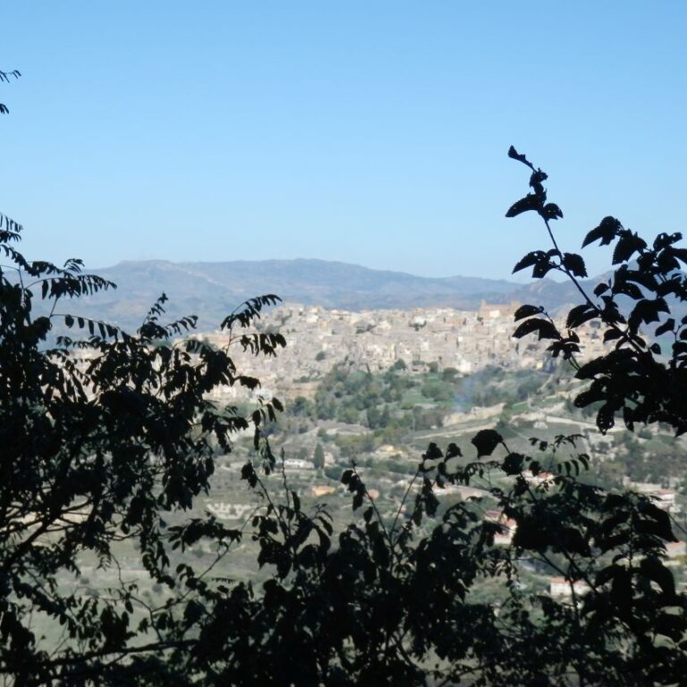 הנוף מהעיירה טאורמינה ליד הר הגעש אתנה