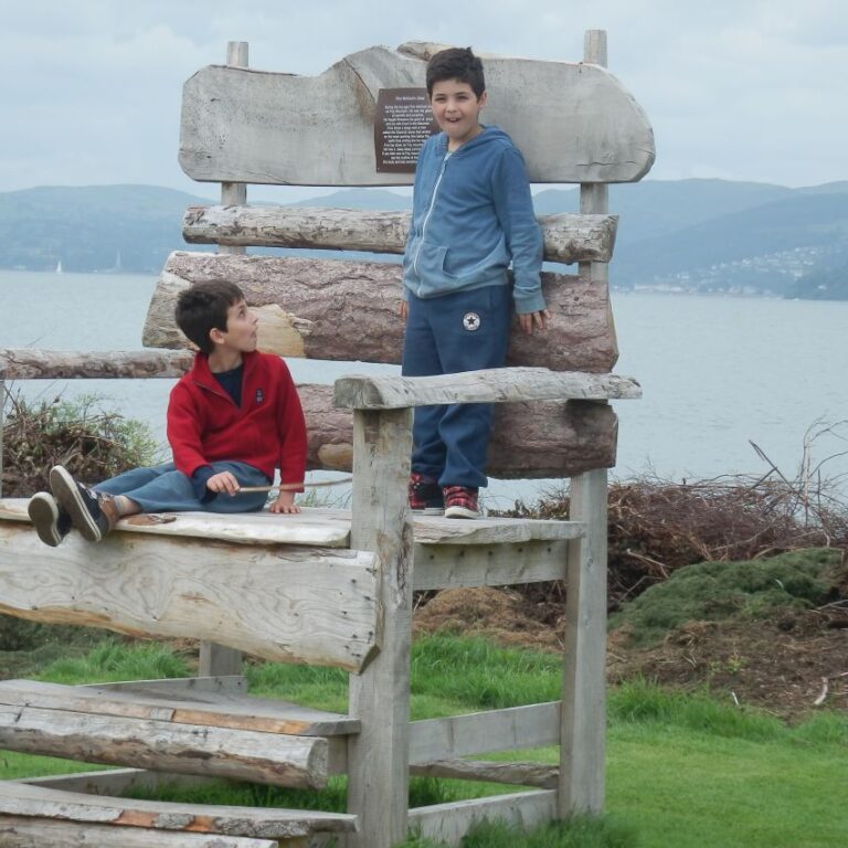 נכדי האיריים על כיסא ענק בפארק האגדות האירי