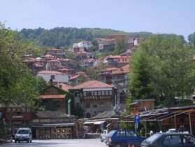 העיירה למרגלות המנזרים