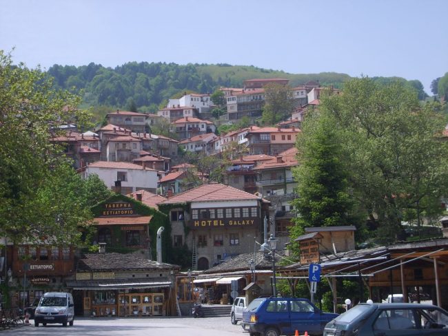 העיירה למרגלות המנזרים