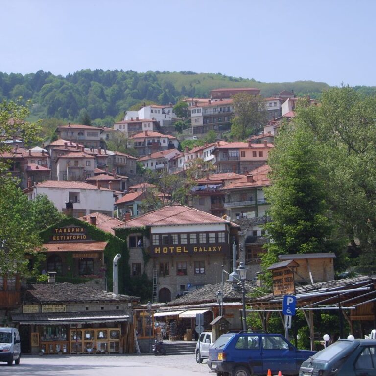 העיירה למרגלות המנזרים