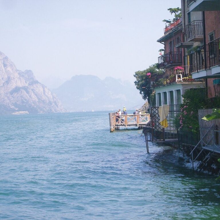 העיירה סרמיונה על שפת האגם