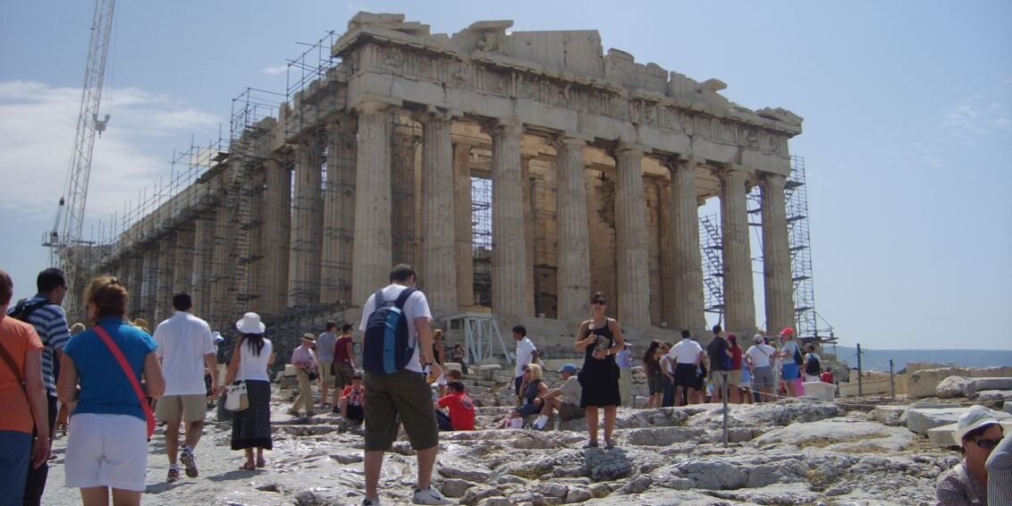 מבנה הפרתנון בגבעת האקרופוליס המרשים באתונה הפרתנון בגבעת האקרופוליס המתנשא מעל אתונה