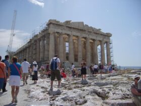 הפרתנון בגבעת האקרופוליס המתנשא מעל אתונה