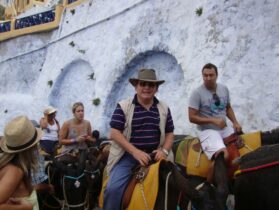 הפכנו לקאובויים בסנטוריני