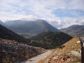 העיירה למרגלות המנזרים