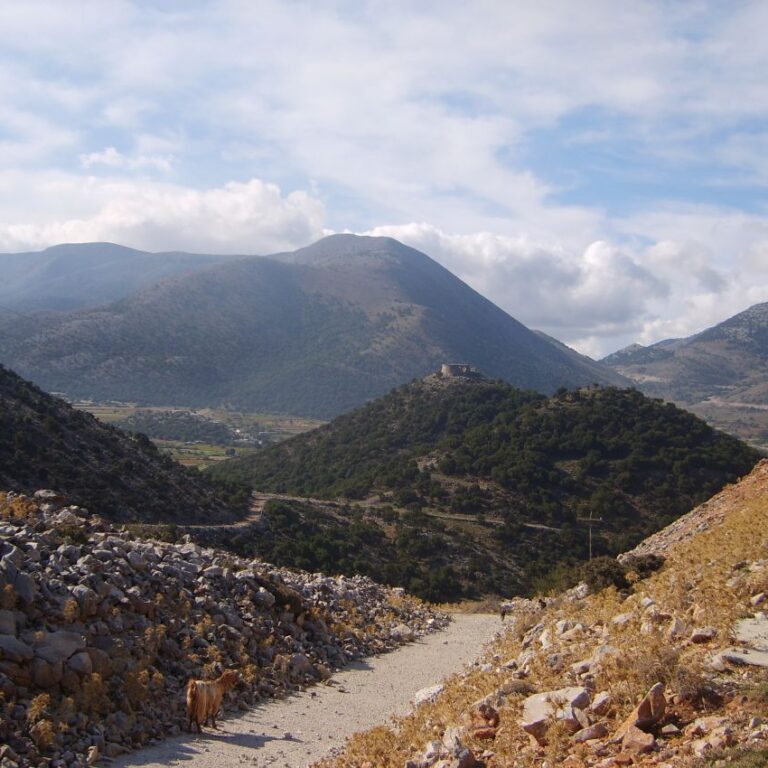 העיירה למרגלות המנזרים