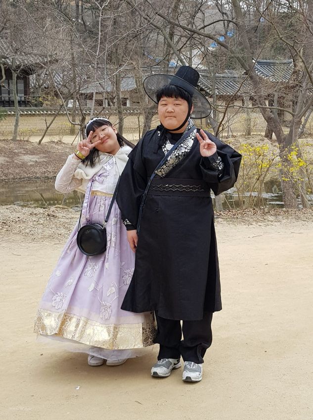 זוג קוריאני בלבוש מסורתי