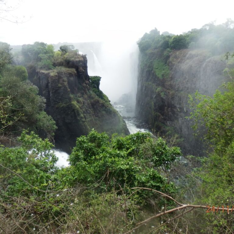 מראה מפלי ויקטוריה מזוית אחרת
