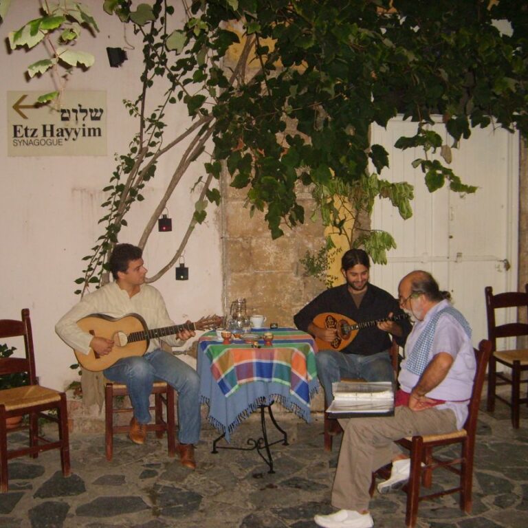 זמרים בחאניה בכרתים עם שלט המכוון לבית הכנסת ששרד