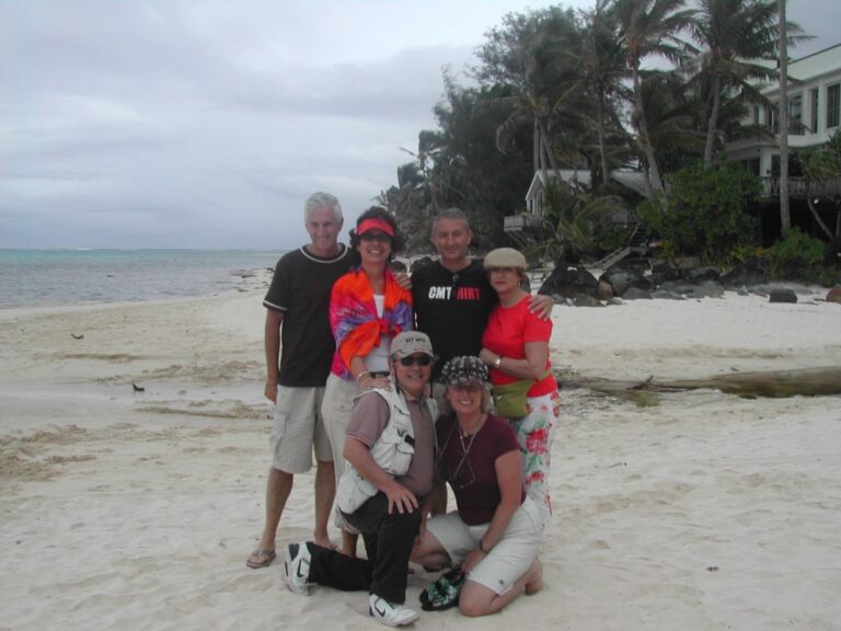 חבורת המוסקטרים מטיילת באיי דרום הפאציפי