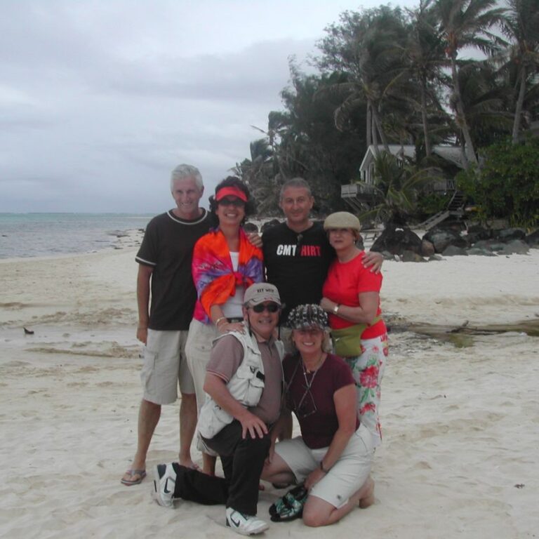 חבורת המוסקטרים מטיילת באיי דרום הפאציפי