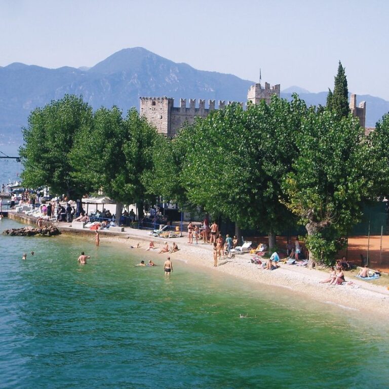 חוף אגם קומו