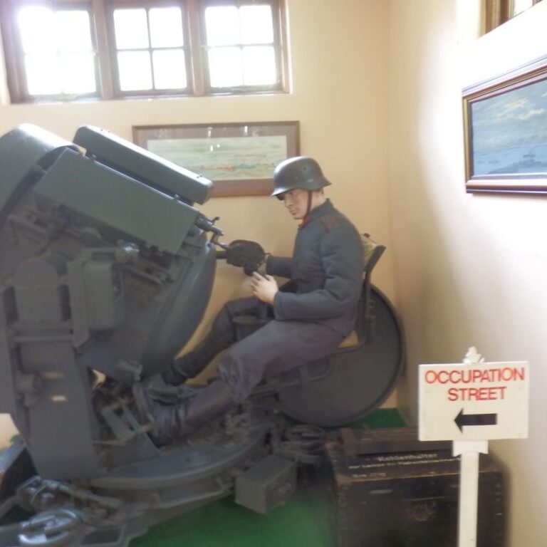 חייל גרמני מאייש זרקור באי גרנסי