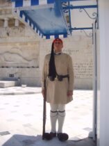 חייל יווני במלוא הדרו