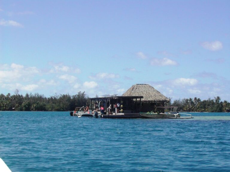 חנות למכירת פנינים בים באי בורה בורה
