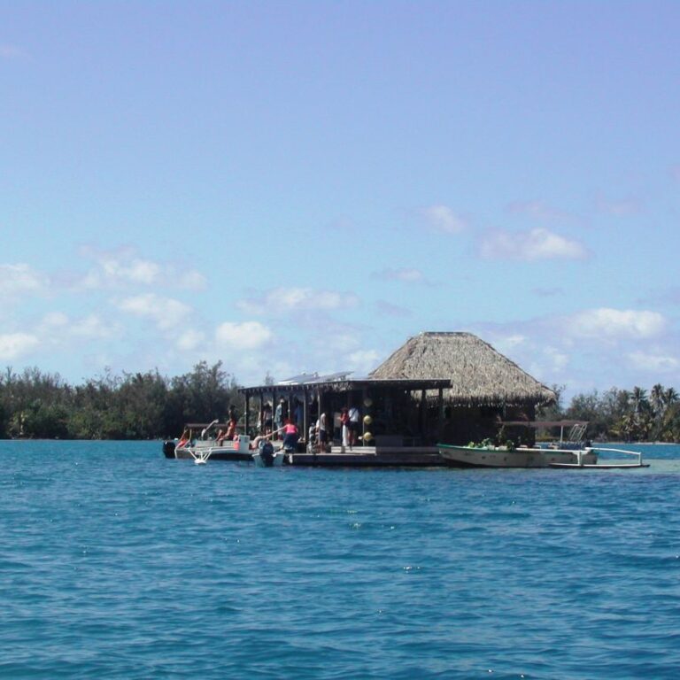חנות למכירת פנינים בים באי בורה בורה