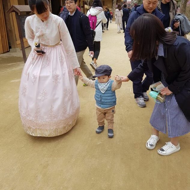 חתונה קוריאנית עם ילד קוריאני מתוק