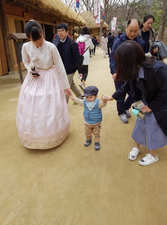 חתונה קוריאנית עם ילד קוריאני מתוק