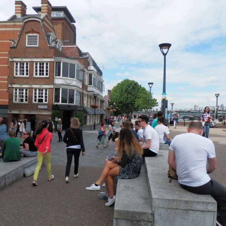 הטיילת לאורך נהר התמזה בלונדון