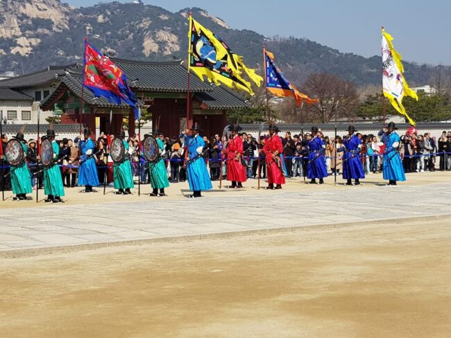 טקס החלפת המשמרות מתקיים מדי יום למרות שמזה עידן אין מלכים בקוריאה