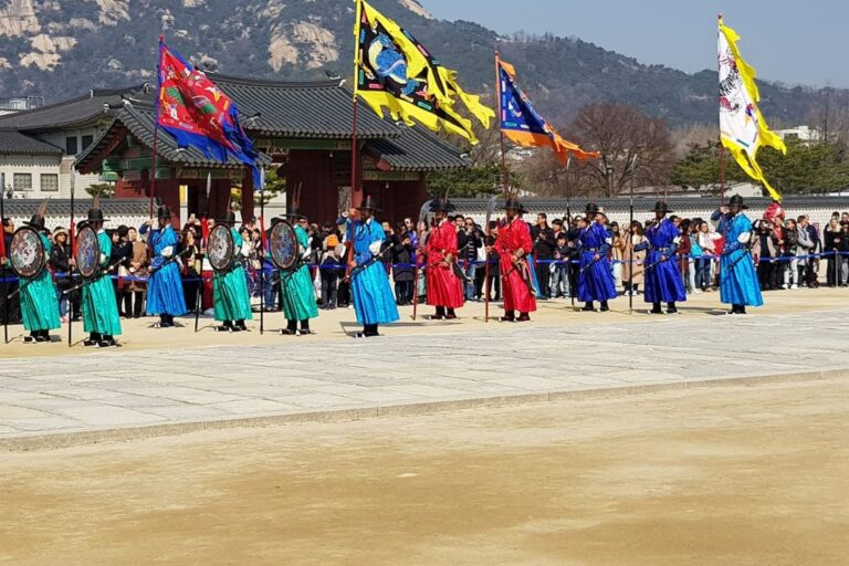 טקס החלפת המשמרות מתקיים מדי יום למרות שמזה עידן אין מלכים בקוריאה