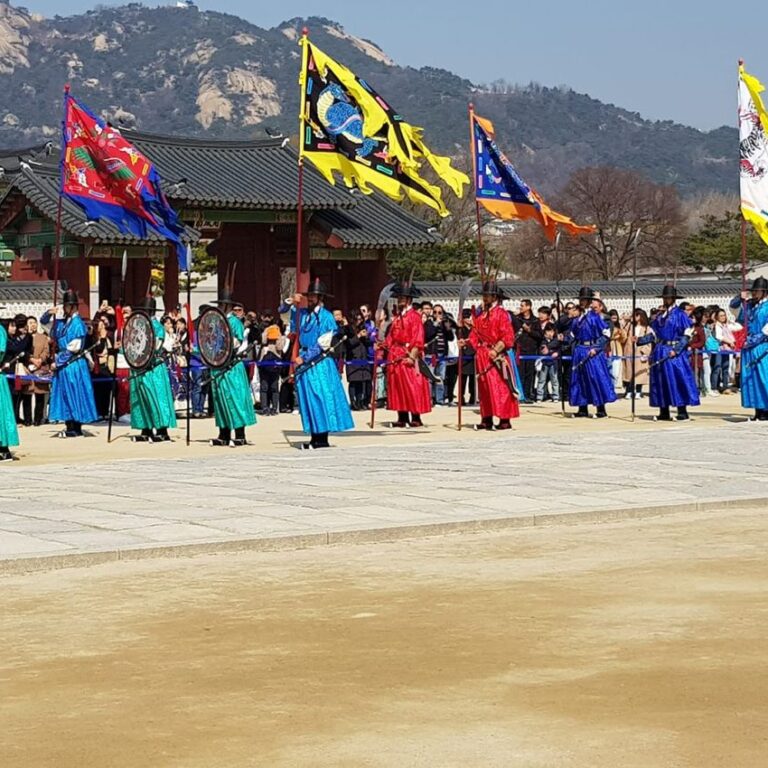 טקס החלפת המשמרות מתקיים מדי יום למרות שמזה עידן אין מלכים בקוריאה