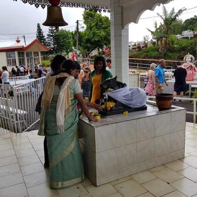 טקס פולחן הינדי באגם הקדוש במאורציוס