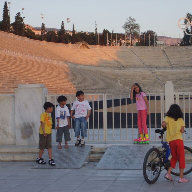 ילדים משחקים על רקע האיצטדיון באתונה