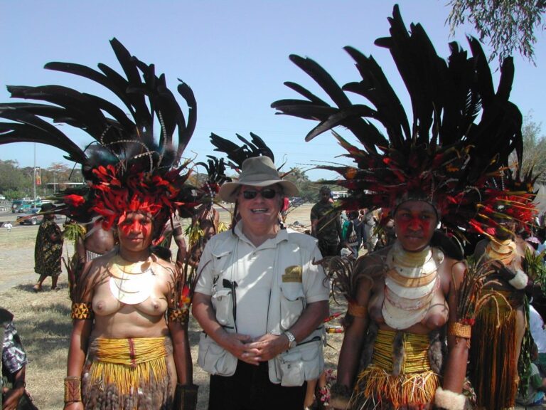 יפהפיות פפואניות שמחות להצטלם עם אדם שנולד בשמיים , בירושלים