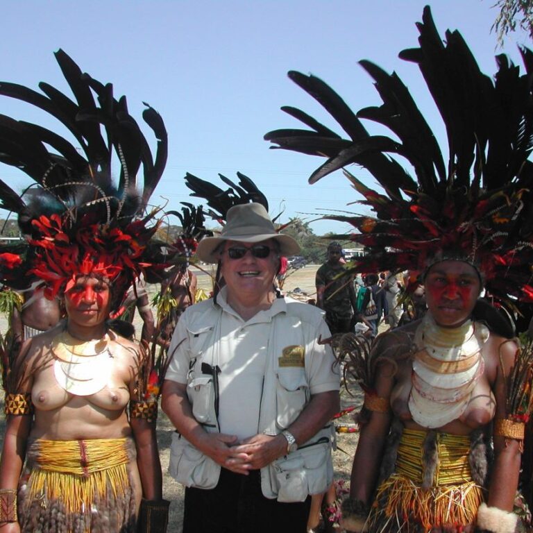 יפהפיות פפואניות שמחות להצטלם עם אדם שנולד בשמיים , בירושלים