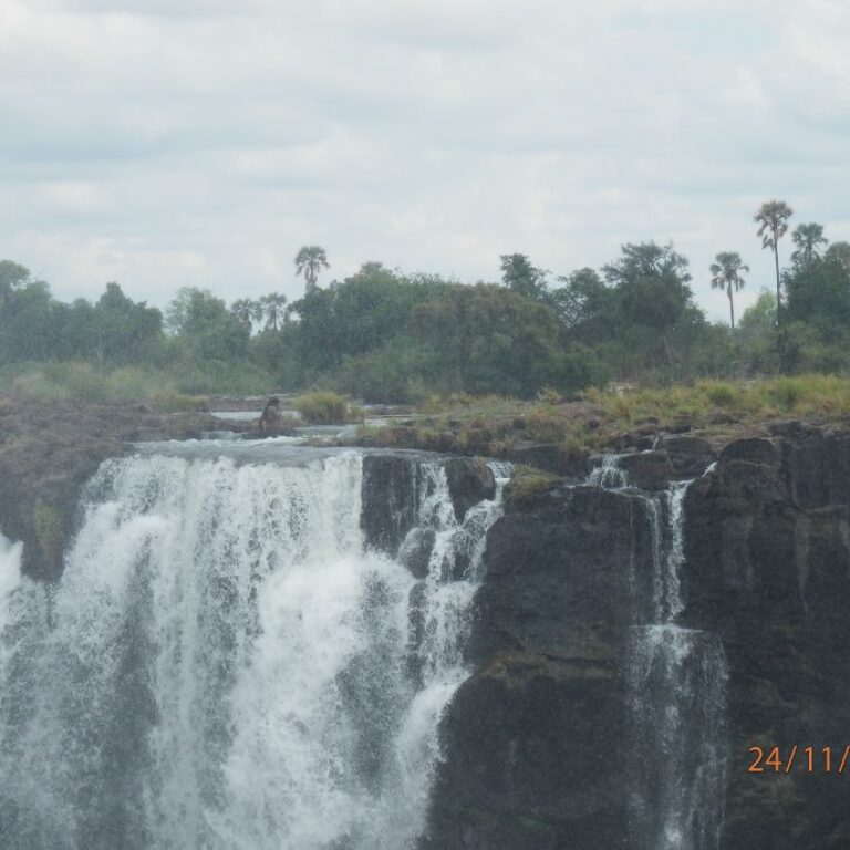 מתרחצים בשלוליות על גדות מפלי ויקטוריה בופצואנה