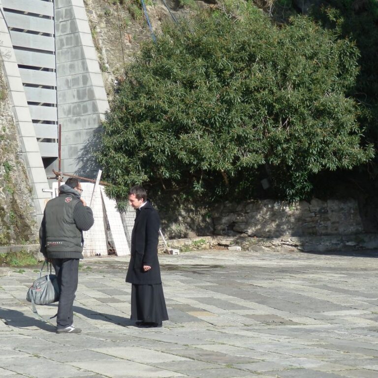 כומר באחד מחמשת הכפרים התלויים בליגוריה