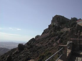 כנסיות יווניות הוקמו למטרות הגנה על פסגות ההרים