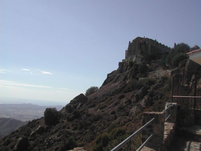 כנסיות יווניות הוקמו למטרות הגנה על פסגות ההרים