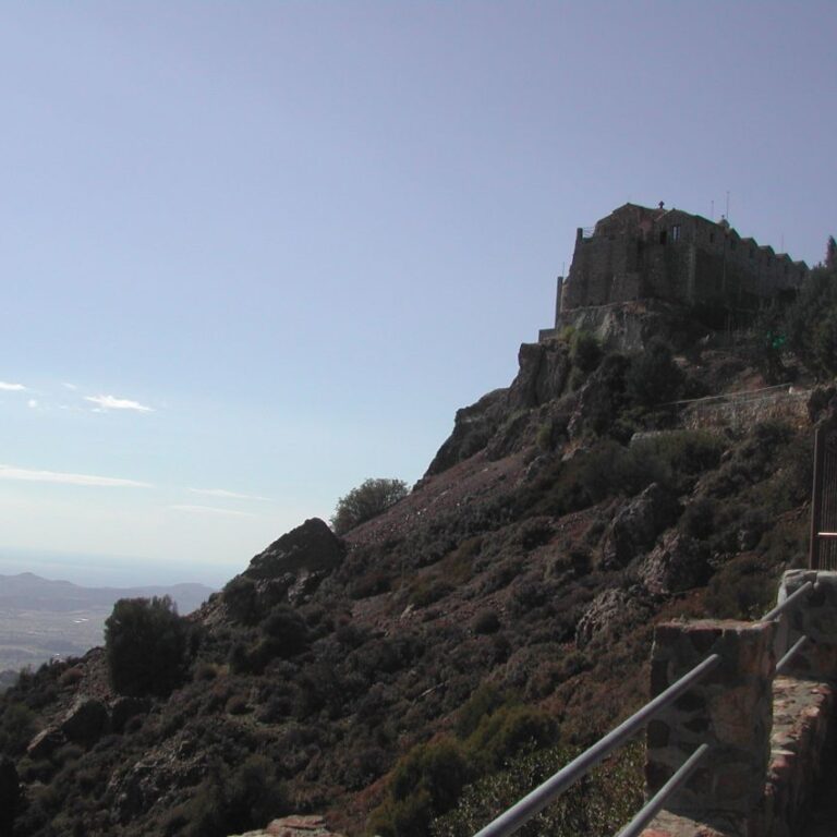 כנסיות יווניות הוקמו למטרות הגנה על פסגות ההרים