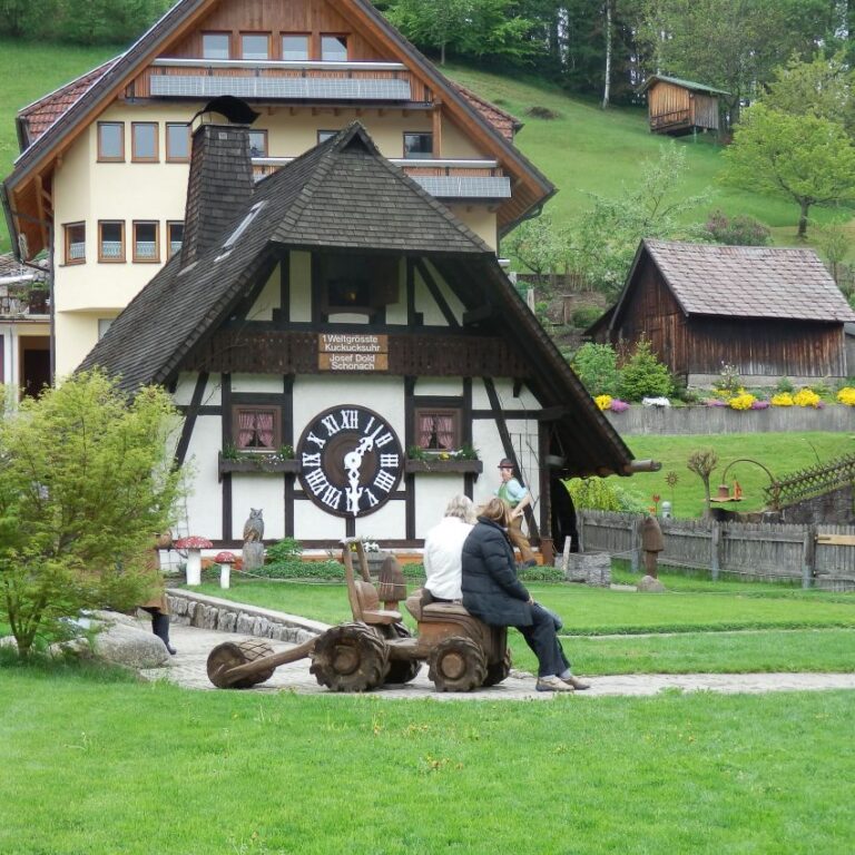 כפר שבו בנים שעוני קיר ענקיים