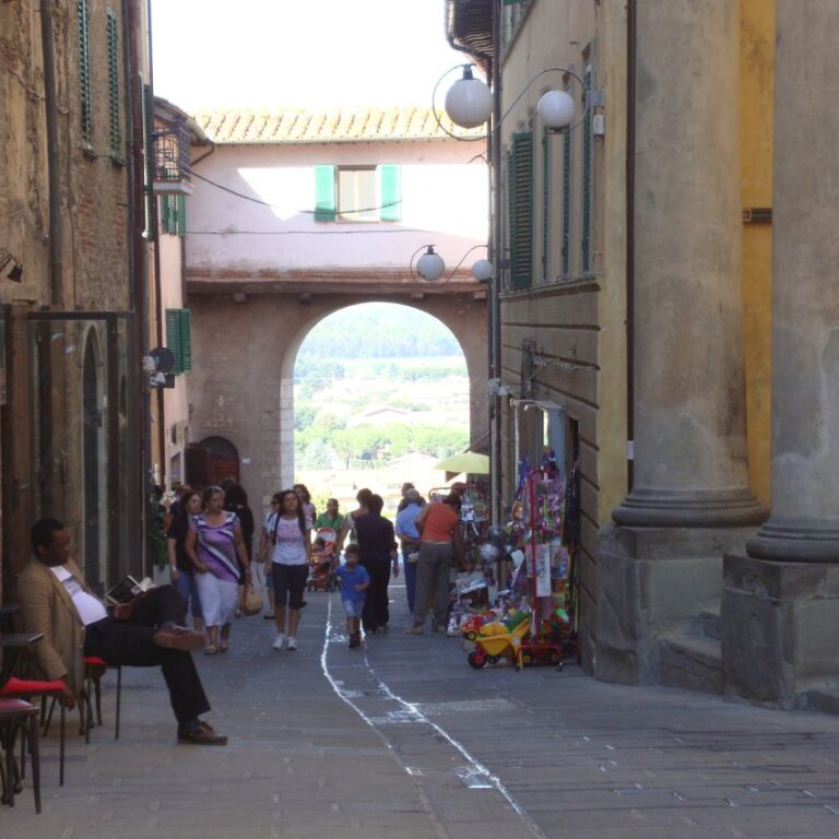 לנוח ברחוב בעיירה איטלקית