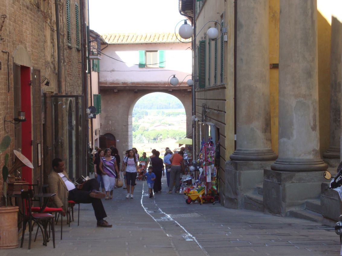 לנוח ברחוב בעיירה איטלקית