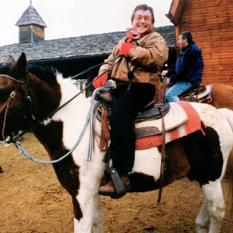 לרכב על סוסים בערבות הדשא של אירלנד