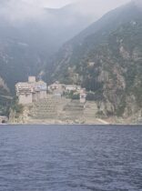 לשון היבשה אתום שמיושב על ידי נזירים במאות מנזרים ורגל אשה לא דורכת בהם