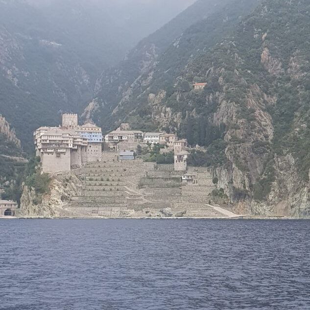 לשון היבשה אתום שמיושב על ידי נזירים במאות מנזרים ורגל אשה לא דורכת בהם