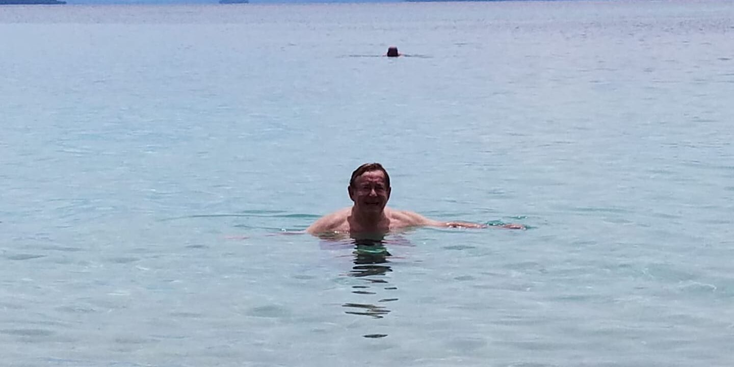 לשחות במים הצלולים של האוקיינוס ההודי בסיישל