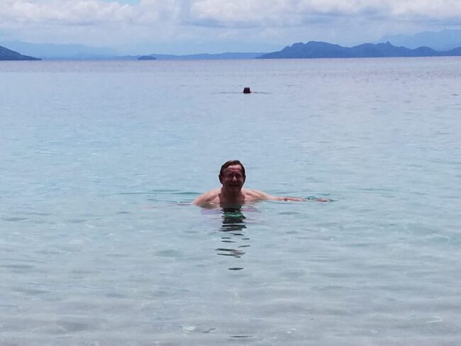 לשחות במים הצלולים של האוקיינוס ההודי בסיישל