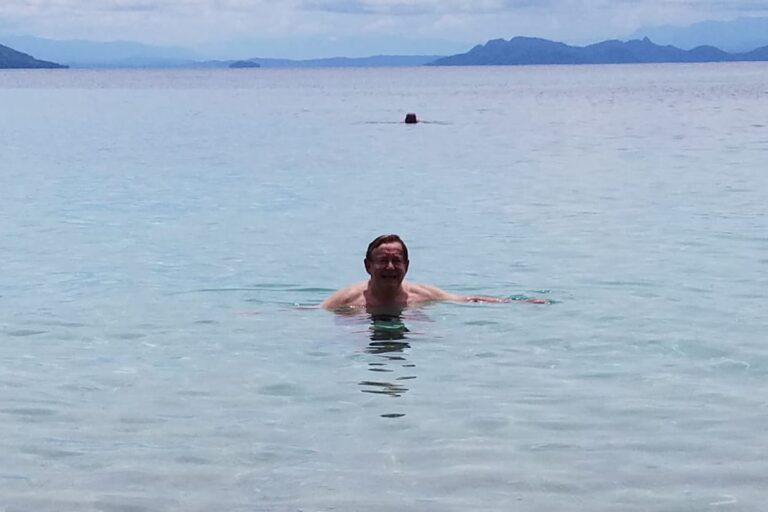 לשחות במים הצלולים של האוקיינוס ההודי בסיישל