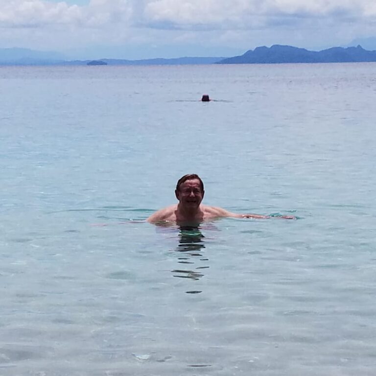 לשחות במים הצלולים של האוקיינוס ההודי בסיישל