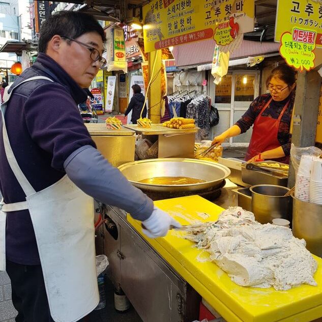 מאכלי רחוב קוריאנים המשלבים בצק רותח על מאכלי ים
