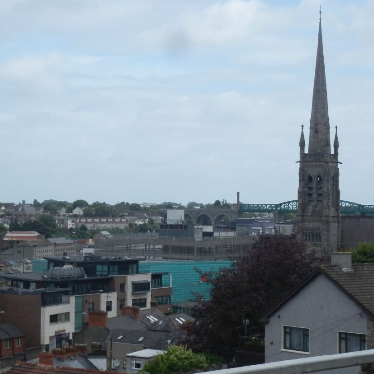 מבט על העיר דרוגדה בה התרחש הקרב שבו כבש אוליוור קרומוול את אירלנד וסיפח אותה לכתר הבריטי